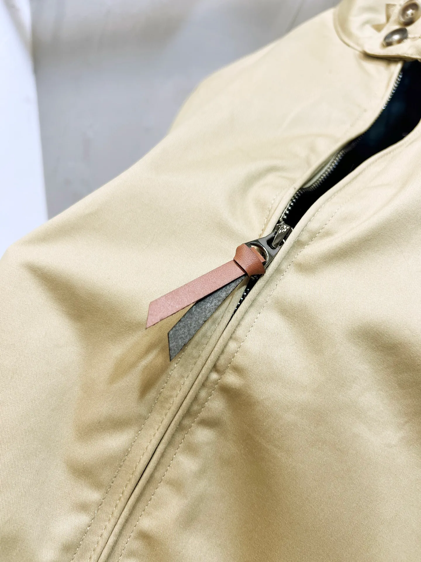 P270 model number: YC22 -Ralph Lauren/Ralph Lauren classic men's and women's old cadre zipper stand collar jacket - the same style as Yi Mengling. Recommended by many fashion bloggers, the Harrington jacket's lapel zipper windproof design perfectly blends casual style with street trend elements, making it very suitable for neutral wear. The fabric texture of the jacket is excellent and comfortable to wear. It is a very versatile and trendy jacket. Original development, 100% pure cotton fabric, exquisite embroidery, evergreen style for all seasons, feel free to buy it, retro will never go out of style!  Color: Khaki Size: M-XL